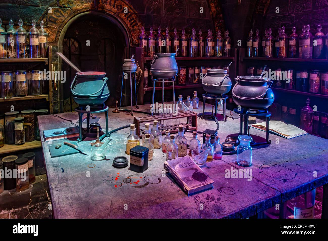 Attrezzatura per la produzione di pozioni su una scrivania nel laboratorio di pozioni impostato alla Hogwarts School come visto nel Warner Brothers Harry Potter Studio Tour a Watford, Regno Unito Foto Stock
