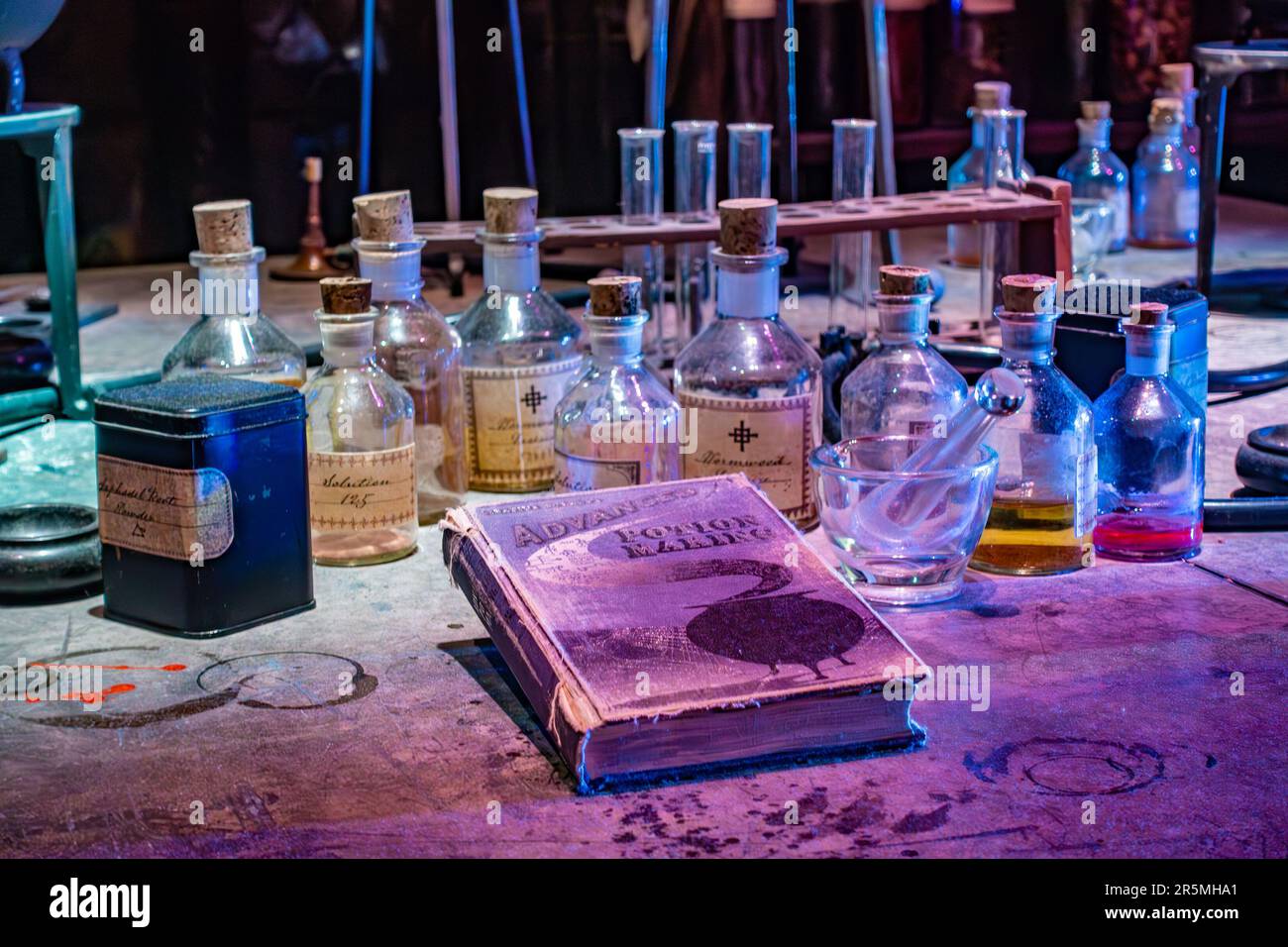 Primo piano dell'attrezzatura per la preparazione di pozioni su una scrivania nel laboratorio di pozioni impostato alla Hogwarts School come visto nel tour dello studio di Harry Potter a Watford, Regno Unito Foto Stock
