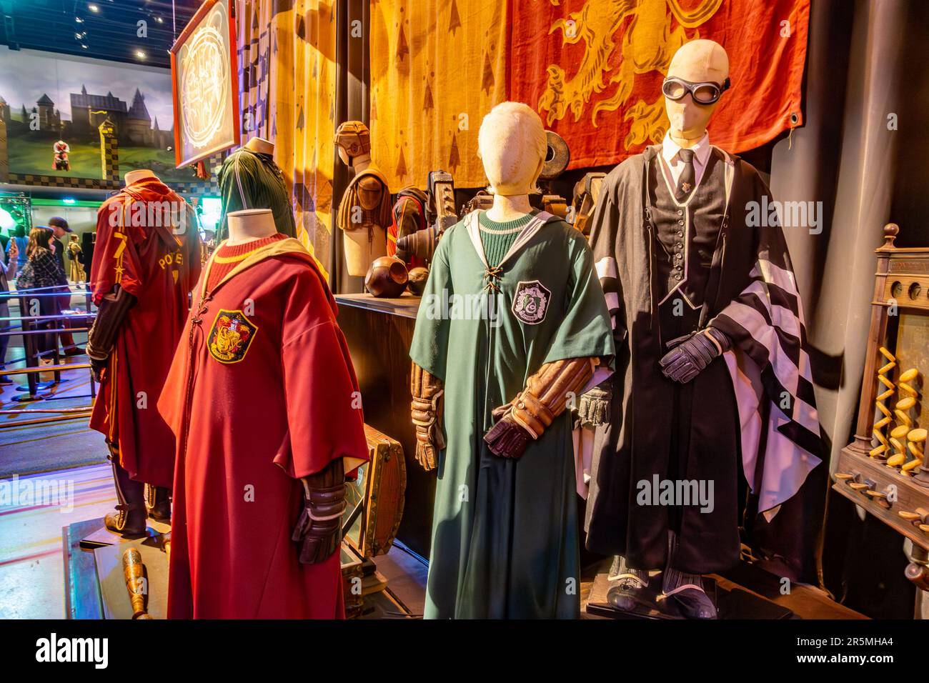 Abiti da quidditch di Gryffindor, Slytherin e Ravencyaw sui manichini in mostra al Warner Brothers Harry Potter Tour a Watford, Regno Unito Foto Stock