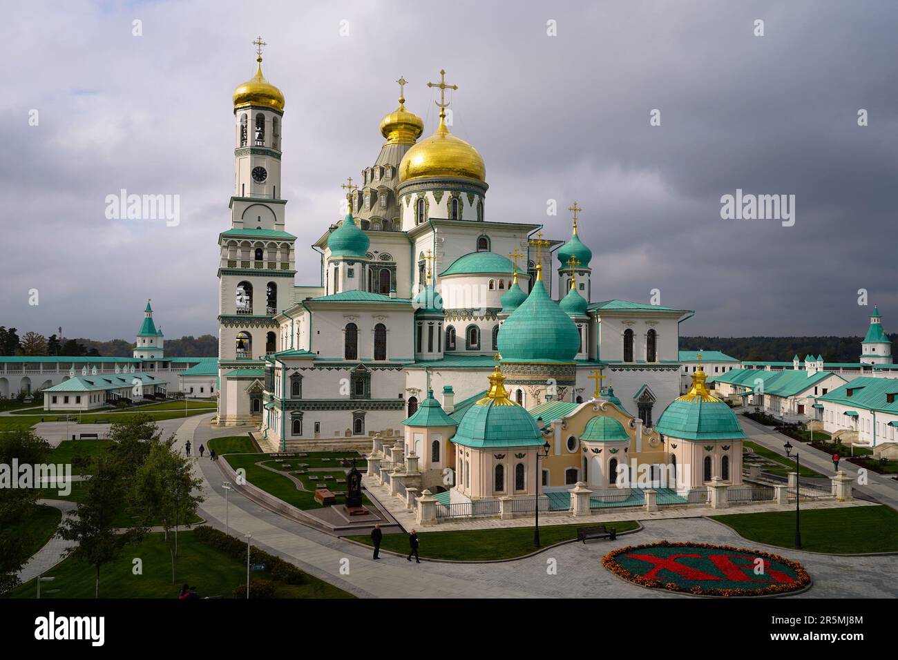 Istra, Russia - 5 ottobre 2021. Resurrezione Nuova Gerusalemme monastero stavropegico. Vista dalle mura della fortezza. Fondata nel 1656 dal Patriarca Nikon. Foto Stock