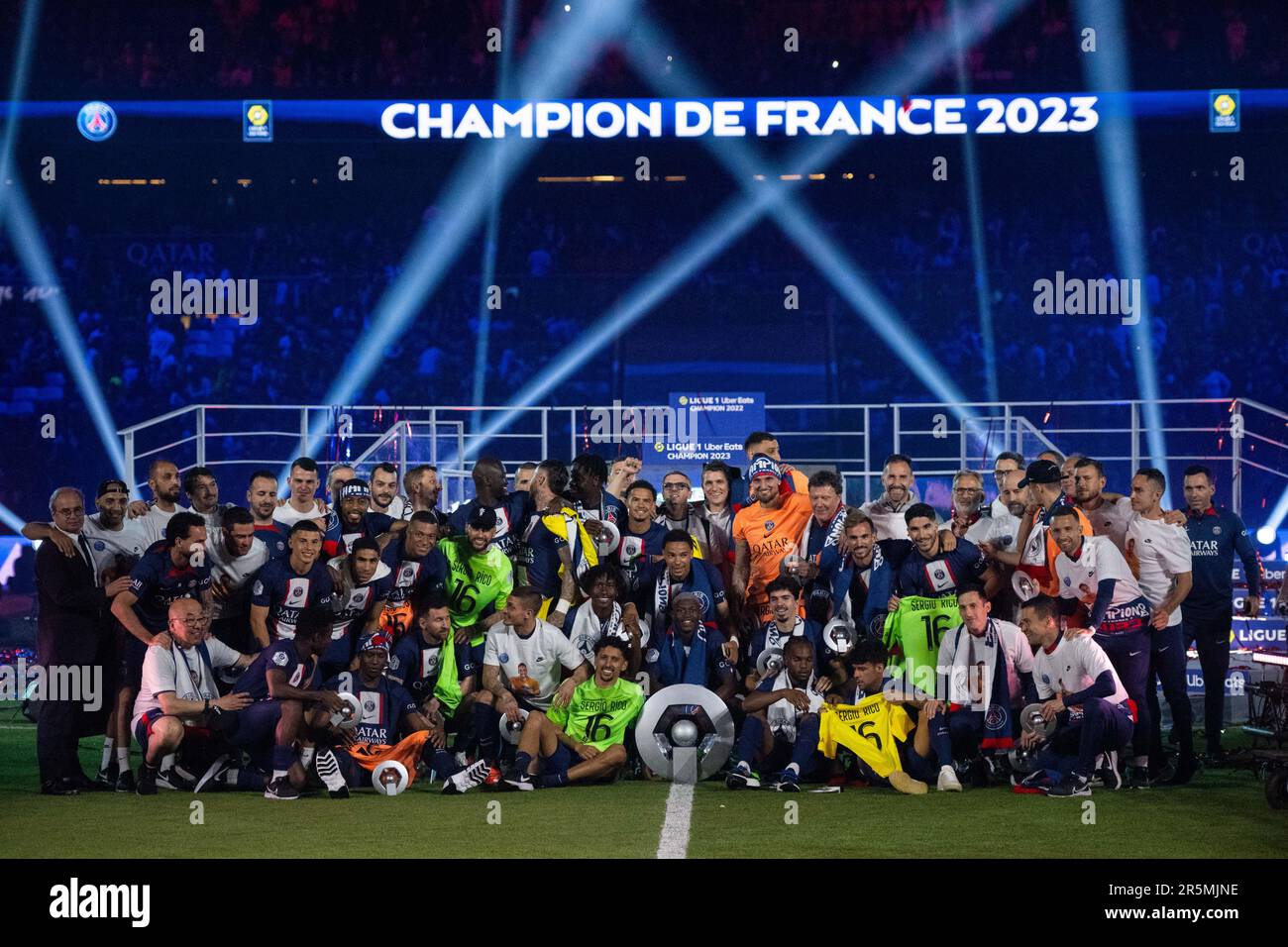 PARIGI, FRANCIA - GIUGNO 3: I giocatori e il personale PSG festeggiano durante la partita Ligue 1 tra Paris Saint-Germain e Clermont Foot al Parc des Princes on Foto Stock