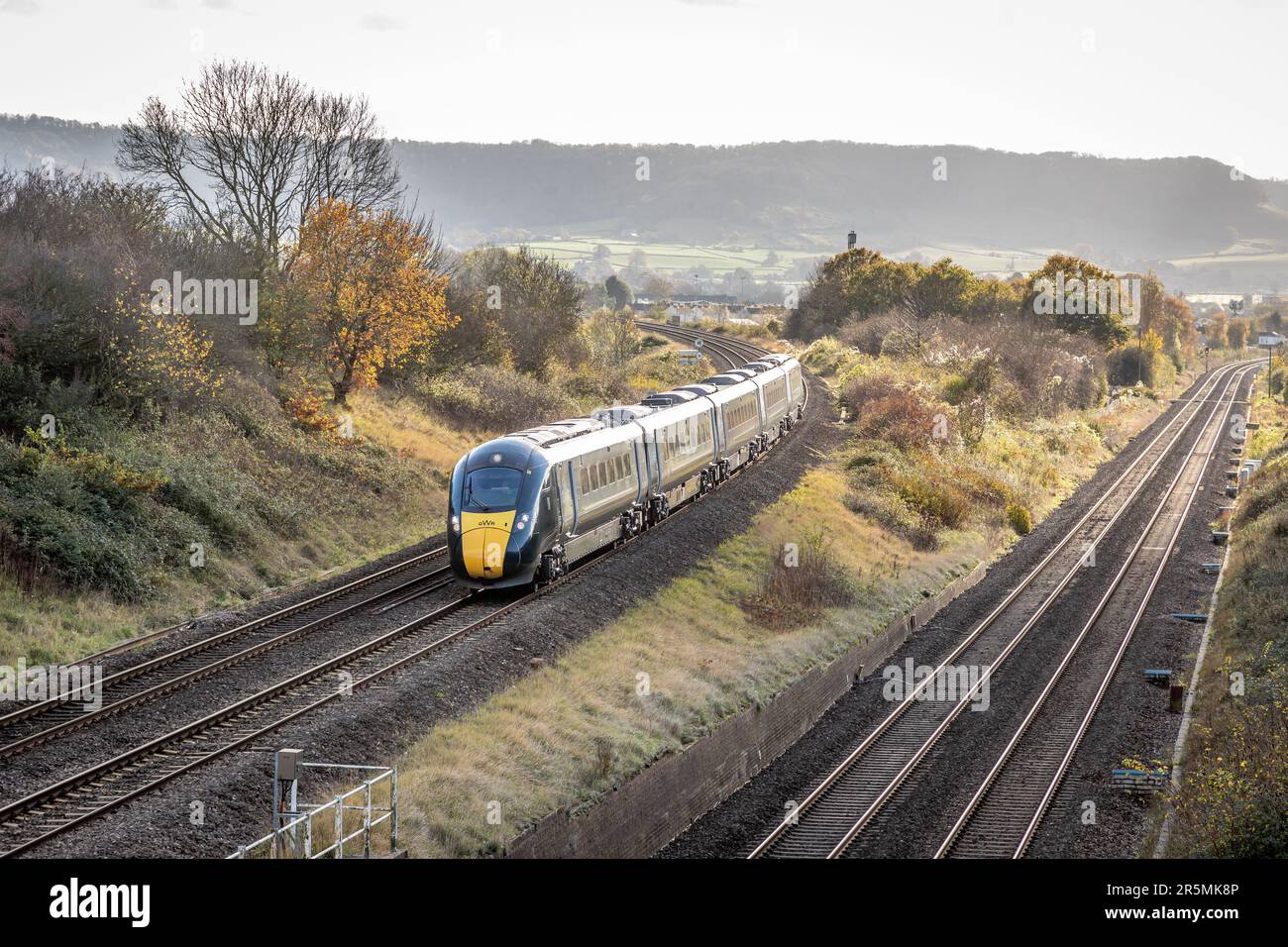 Un treno GWR Intercity Express (IET) di classe 800 non identificato supera Standish Junction, Gloucestershire, Regno Unito Foto Stock