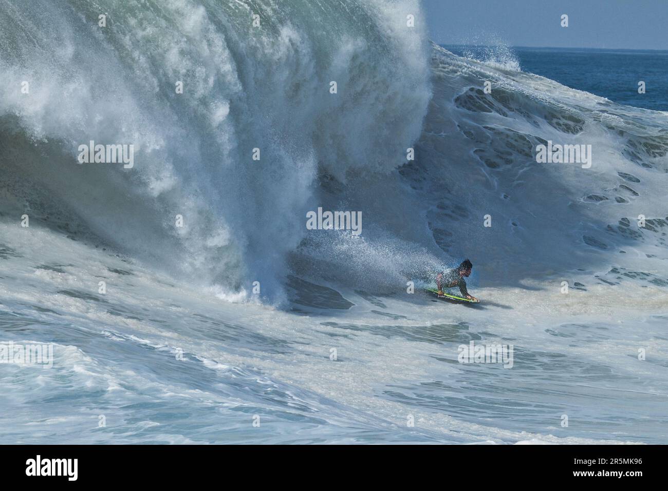 Bodyboarder su un'onda enorme a Wedge Newport Beach, California, Stati Uniti Foto Stock