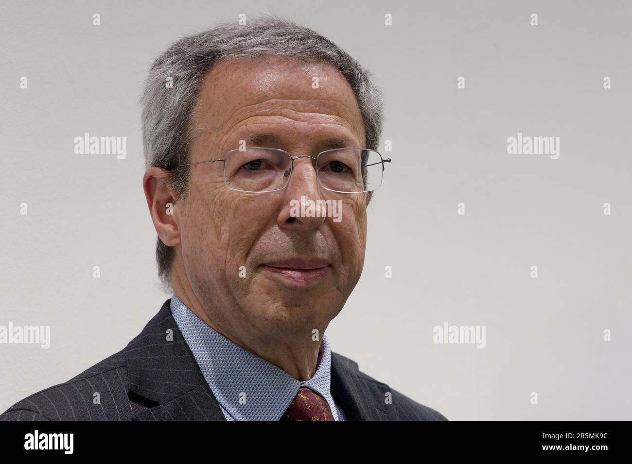 Il giornalista italiano Alberto Sinigaglia parla alla 2023 edizione della Fiera Internazionale del Libro di Torino. Foto Stock