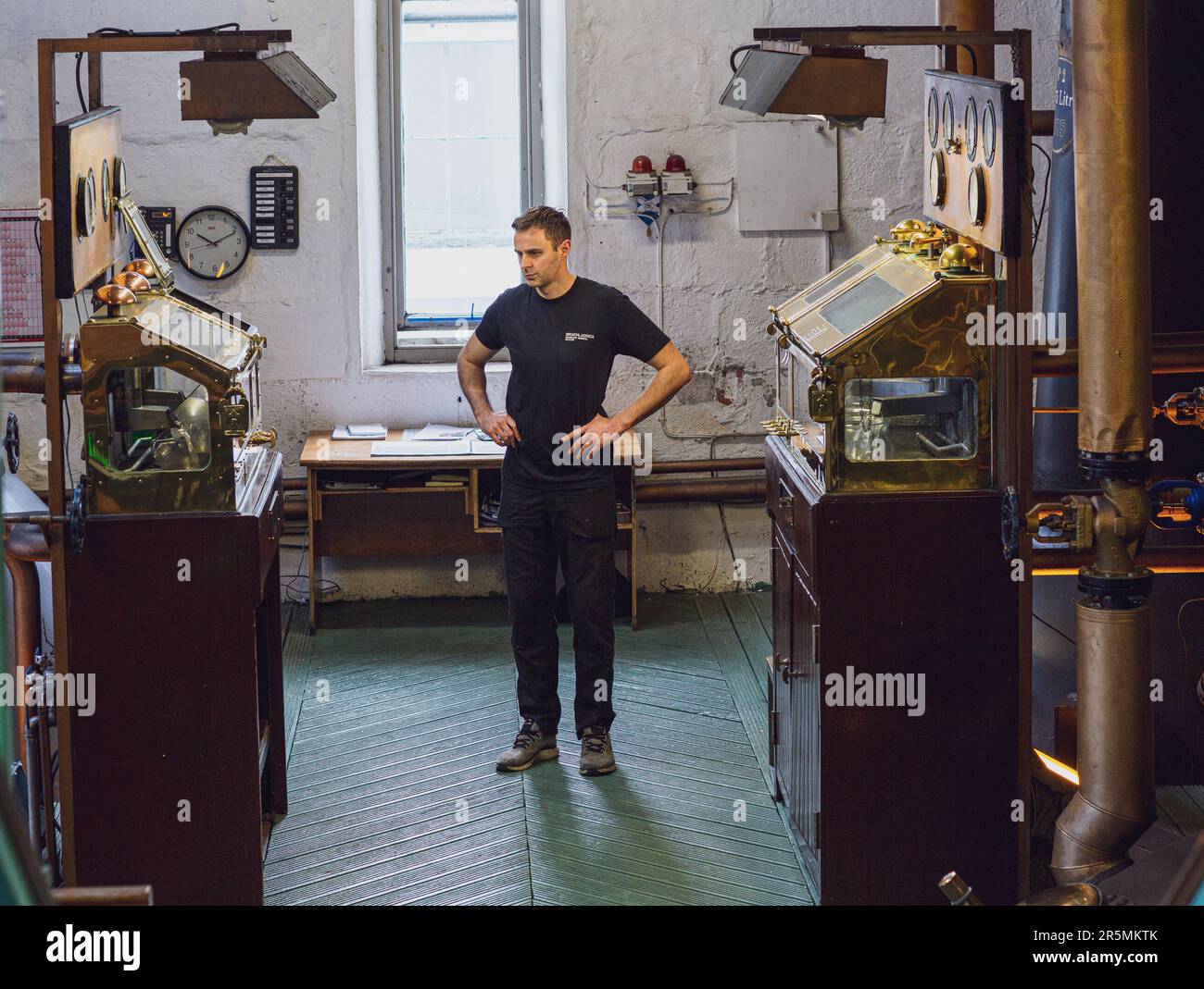 La distilleria Bruichladdich sull'isola di Islay nelle Ebridi interne della Scozia, Regno Unito, è il cuore di ogni distilleria Foto Stock