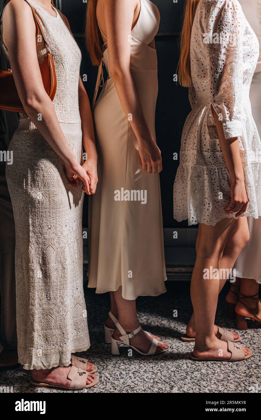 Abiti lunghi estivi beige bianco su corpo femminile. Dettagli alla moda. Abiti alla moda Foto Stock