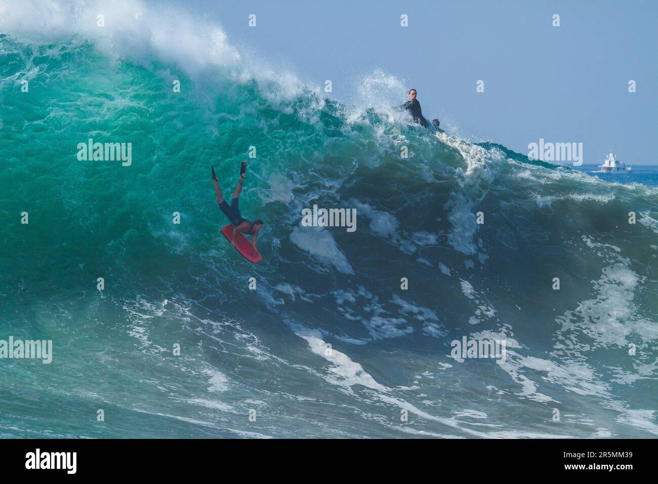 Bodyboarder boogie boarding in discesa su una grande onda a Wedge Newport Beach, California, Stati Uniti Foto Stock