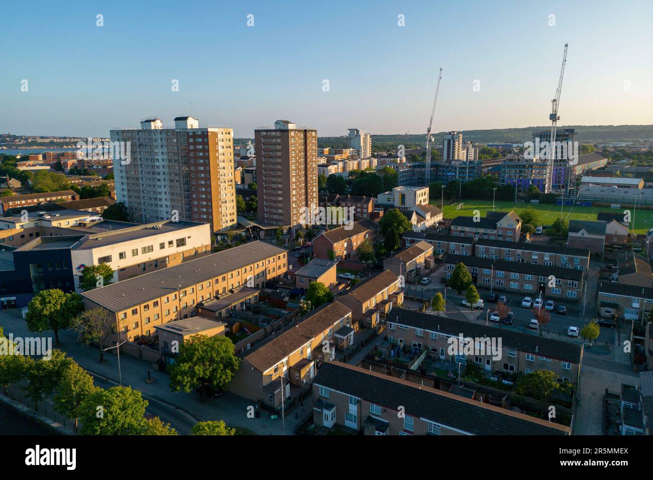 CARDIFF, GALLES - 31 MAGGIO: Veduta aerea di Butetown il 31 maggio 2023 a Cardiff, Galles. Foto Stock