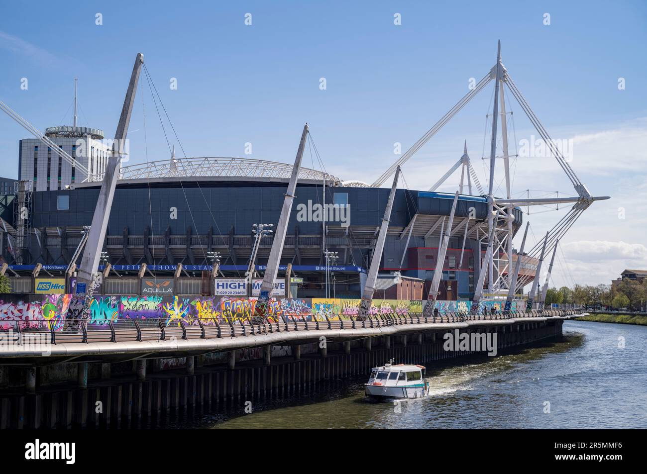 Una vista generale del Principato Stadium, ex Millennium Stadium, e del fiume Taff a Cardiff, Galles, Regno Unito. Foto Stock