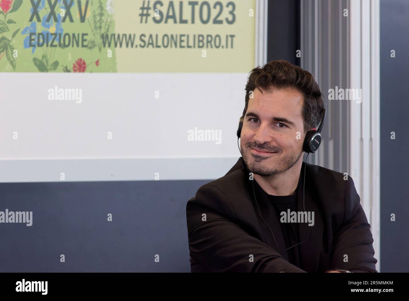 Lo scrittore spagnolo Javier Castillo parla alla 2023 edizione della Fiera Internazionale del Libro di Torino. Foto Stock