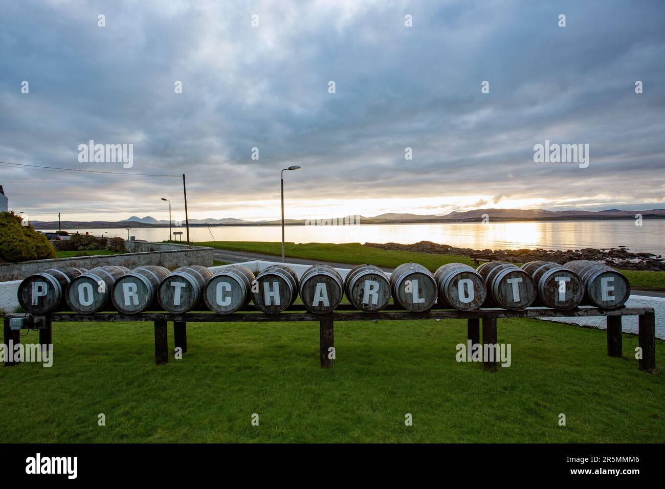 Bruichladdich distilleria sull isola di Islay nelle Ebridi Interne della Scozia, Regno Unito Foto Stock