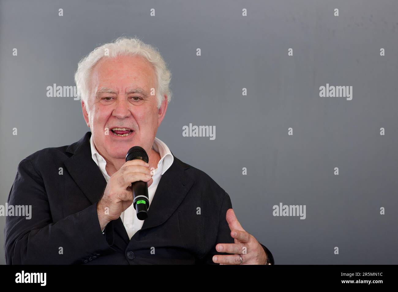 Il giornalista italiano Michele Santoro parla alla 2023 edizione della Fiera Internazionale del Libro di Torino. Foto Stock