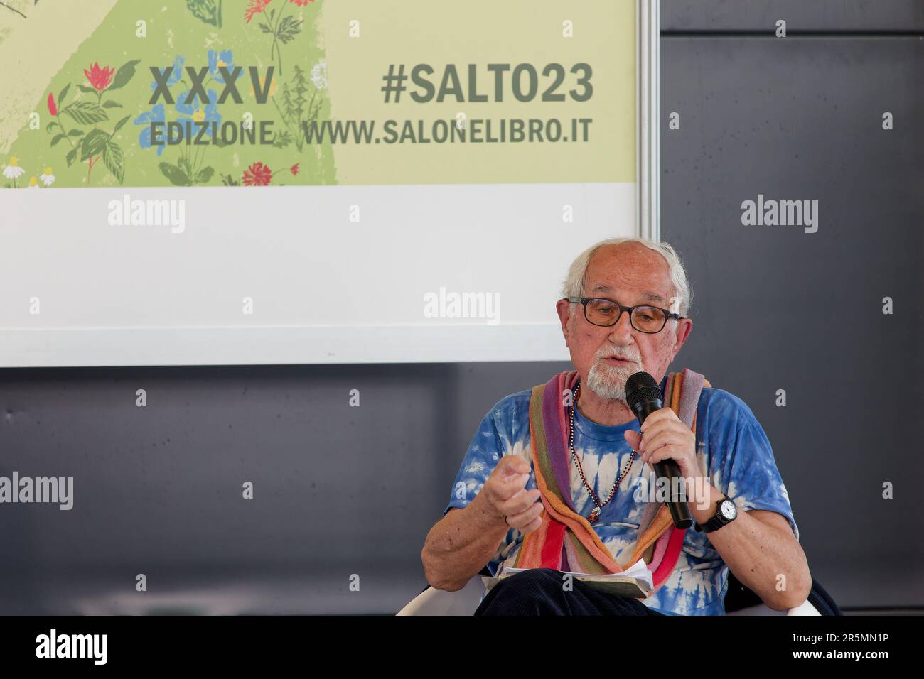 Il missionario italiano Alex Zanotelli parla alla 2023 edizione della Fiera Internazionale del Libro di Torino. Foto Stock