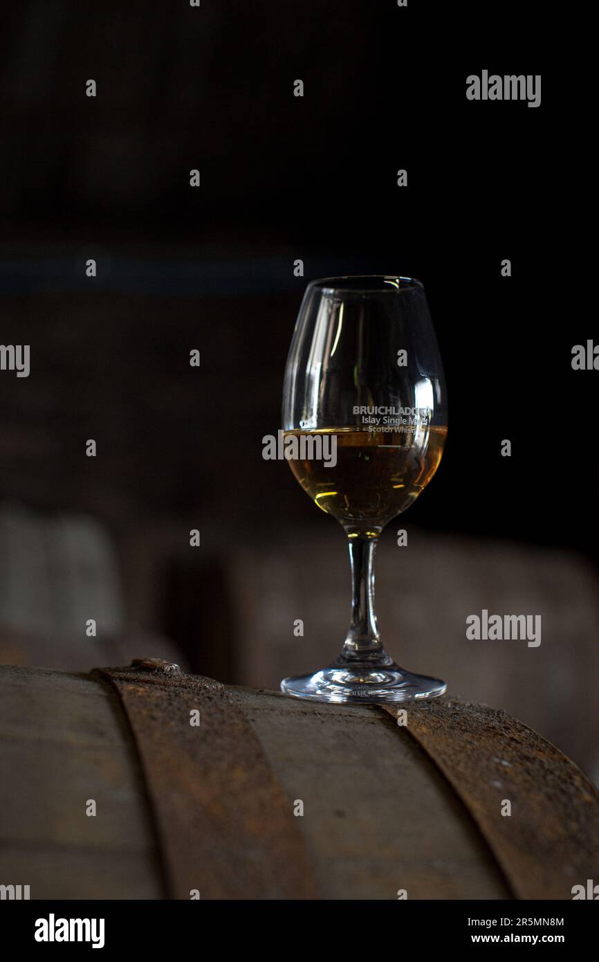 Bruichladdich distilleria sull isola di Islay nelle Ebridi Interne della Scozia, Regno Unito Foto Stock