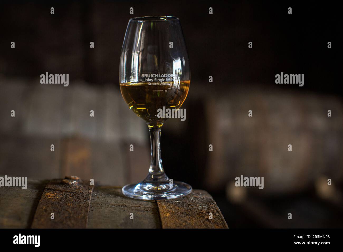 Bruichladdich distilleria sull isola di Islay nelle Ebridi Interne della Scozia, Regno Unito Foto Stock