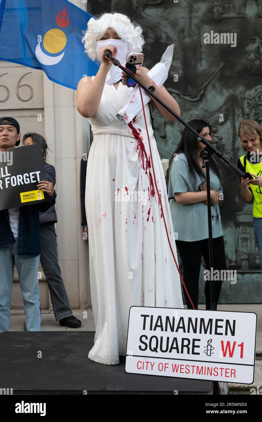 Londra, Regno Unito. 4 giugno, 2023. La diaspora cinese si riunisce al di fuori dell'ambasciata cinese a Londra per commemorare l'anniversario del movimento pro-democrazia del giugno 1989 e del massacro di piazza Tiananmen a Pechino. Credit: Ron Fassbender/Alamy Live News Foto Stock