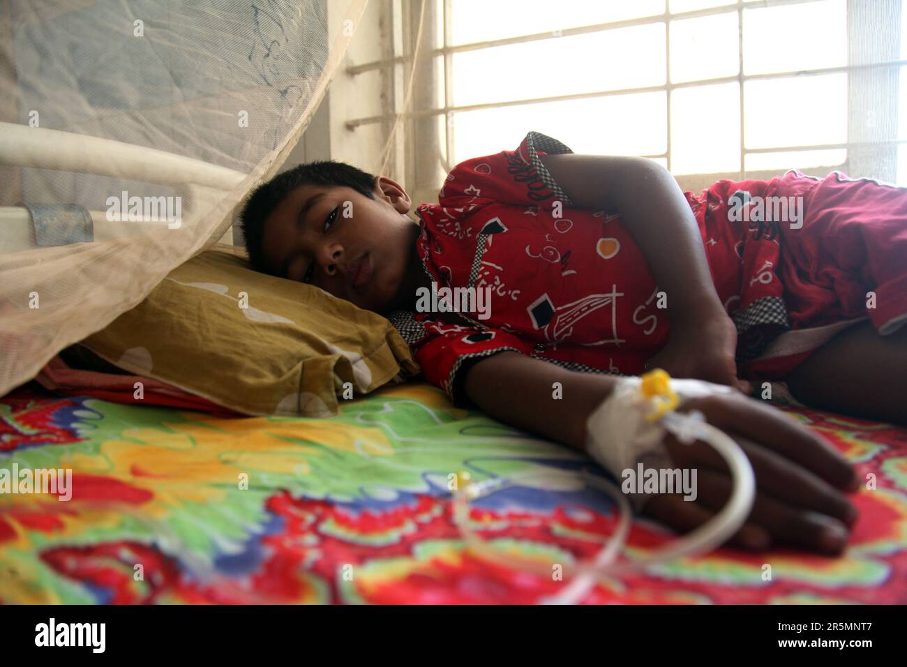 Dhaka, Bangladesh - 31 maggio 2023.: Il numero di bambini che soffrono di febbre dengue presso l'ospedale medico di Mugda. A Dhaka, Bangladesh. Nazmul Isl Foto Stock