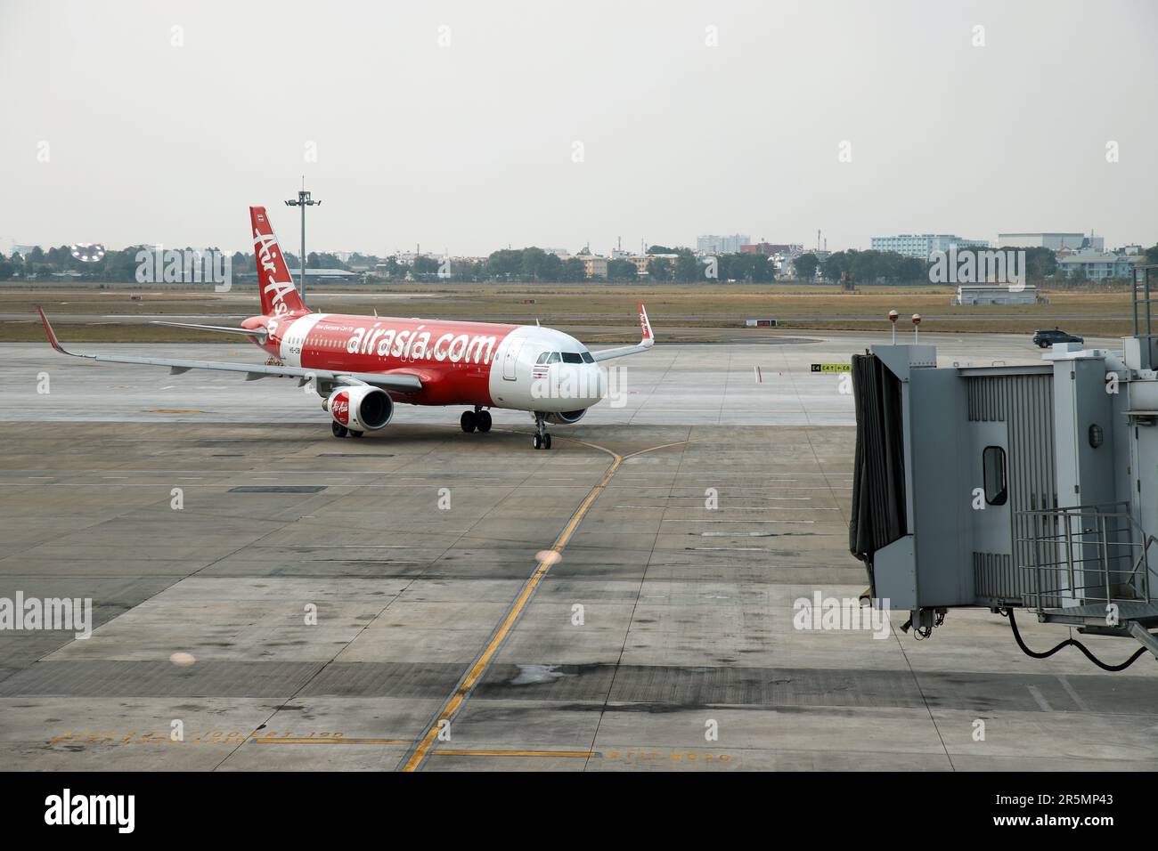 Ho Chi Minh, Vietnam, 30,2019 MARZO : un aereo Air Asia (low-cost) si avvicina al terminal passeggeri dell'aeroporto internazionale di Tan Son Nhat o Foto Stock