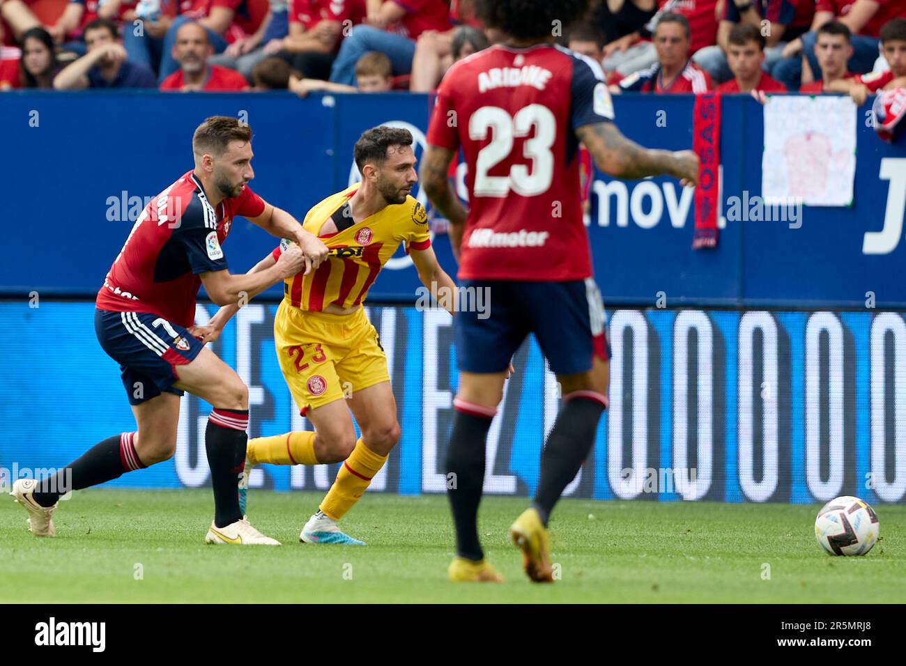 Jon Moncayola (centrocampista; CA Osasuna) e Iván Martín (centrocampista; Girona FC) durante il calcio spagnolo della Liga Santander, partita tra CA Osasuna e Girona FC allo stadio Sadar. Punteggi finali; CA Osasuna 2-1 Girona FC. Foto Stock