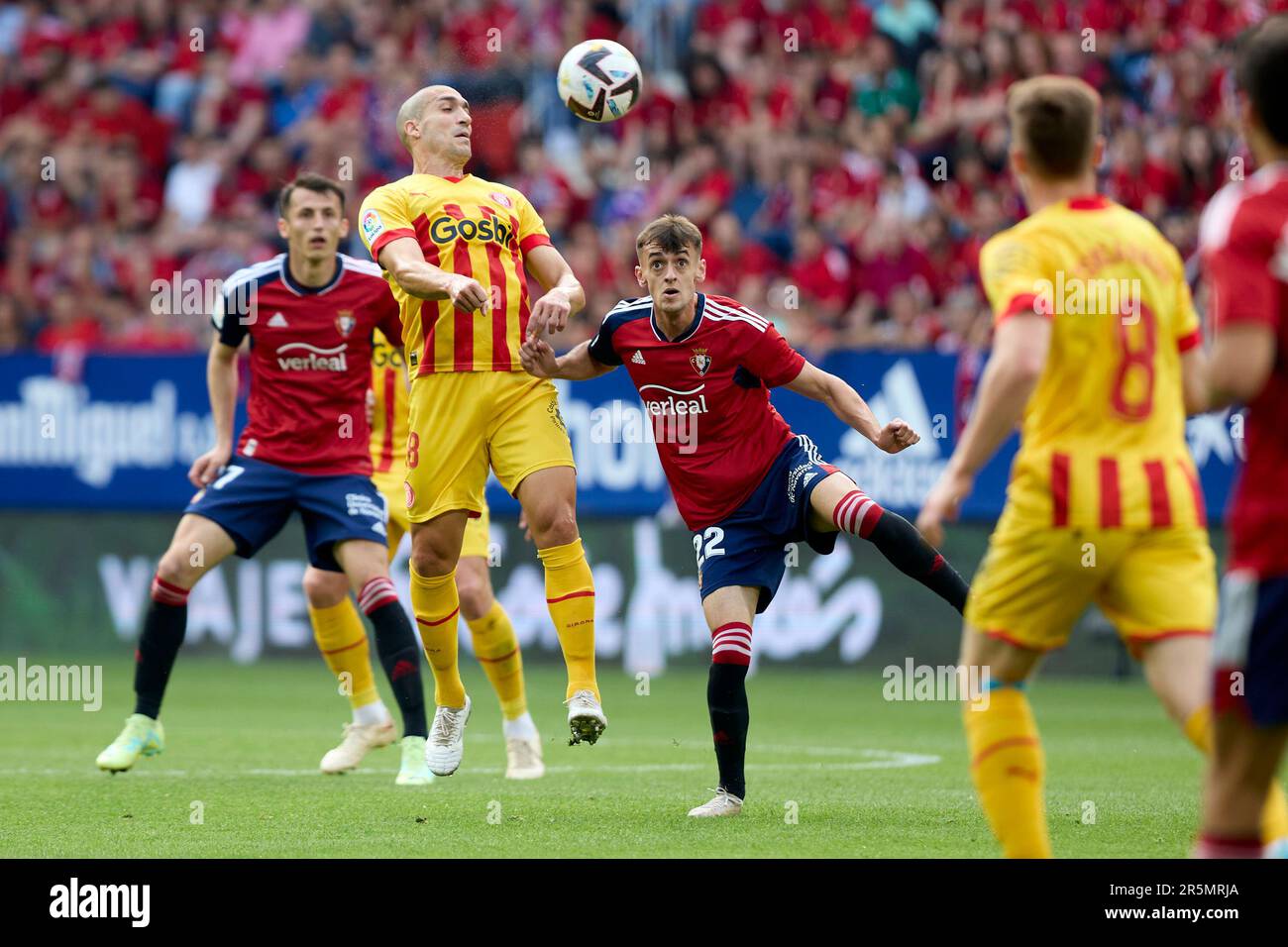 AIMAR Oroz (centrocampista; CA Osasuna) e Oriol Romeu (centrocampista; Girona FC) in azione durante il calcio spagnolo di la Liga Santander, partita tra CA Osasuna e Girona FC allo stadio Sadar. Punteggi finali; CA Osasuna 2-1 Girona FC. Foto Stock