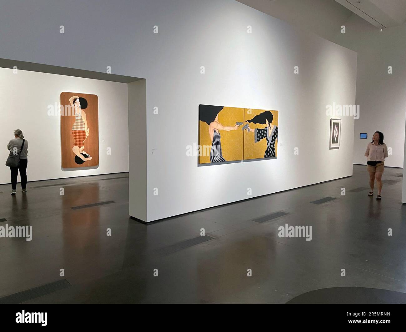 Persone che visitano la mostra "Donne che definiscono le Donne" al Los Angeles County Museum of Art di Los Angeles, California. Foto Stock