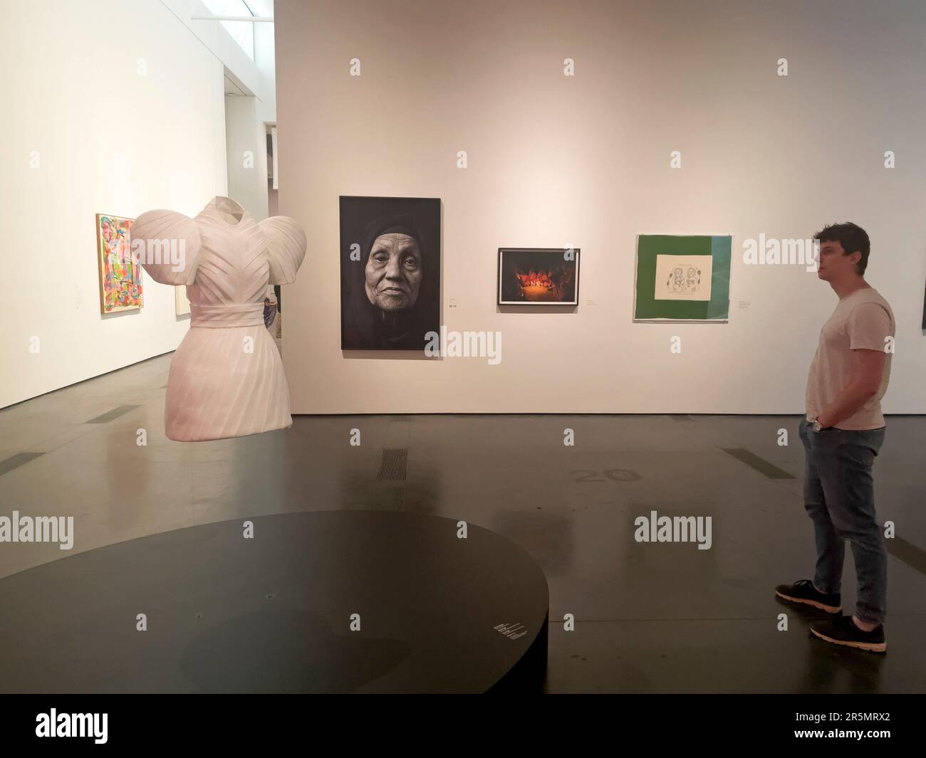 Persone che visitano la mostra "Donne che definiscono le Donne" al Los Angeles County Museum of Art di Los Angeles, California. Foto Stock