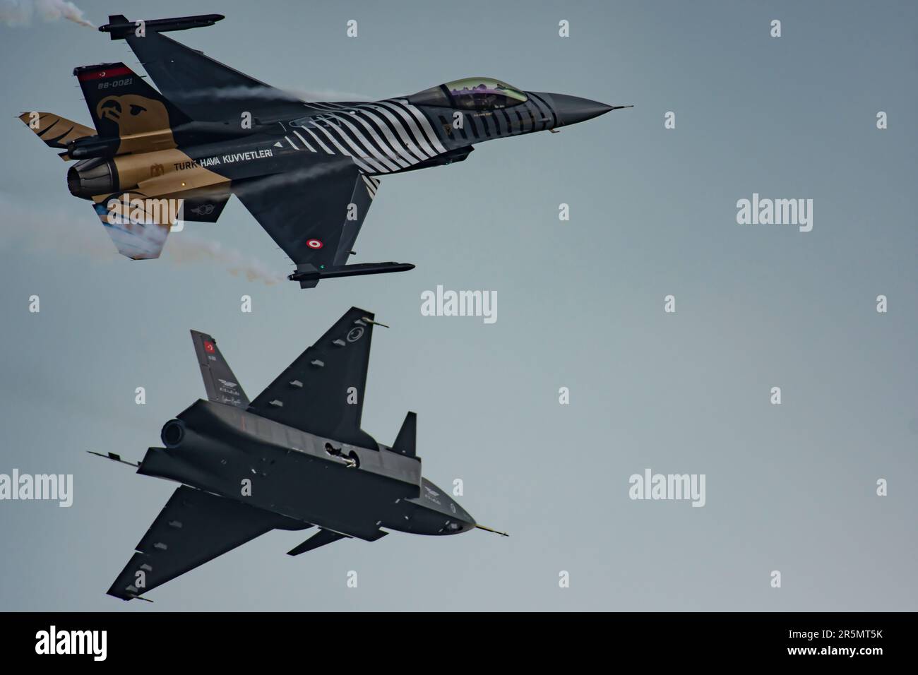 Istanbul Turchia 04 28 2023 Baykar Bayraktar KIZILELMA UAV, e Soloturk F-16 Arm Flight, due combattenti del futuro volano insieme al Teknofest 2023 Foto Stock