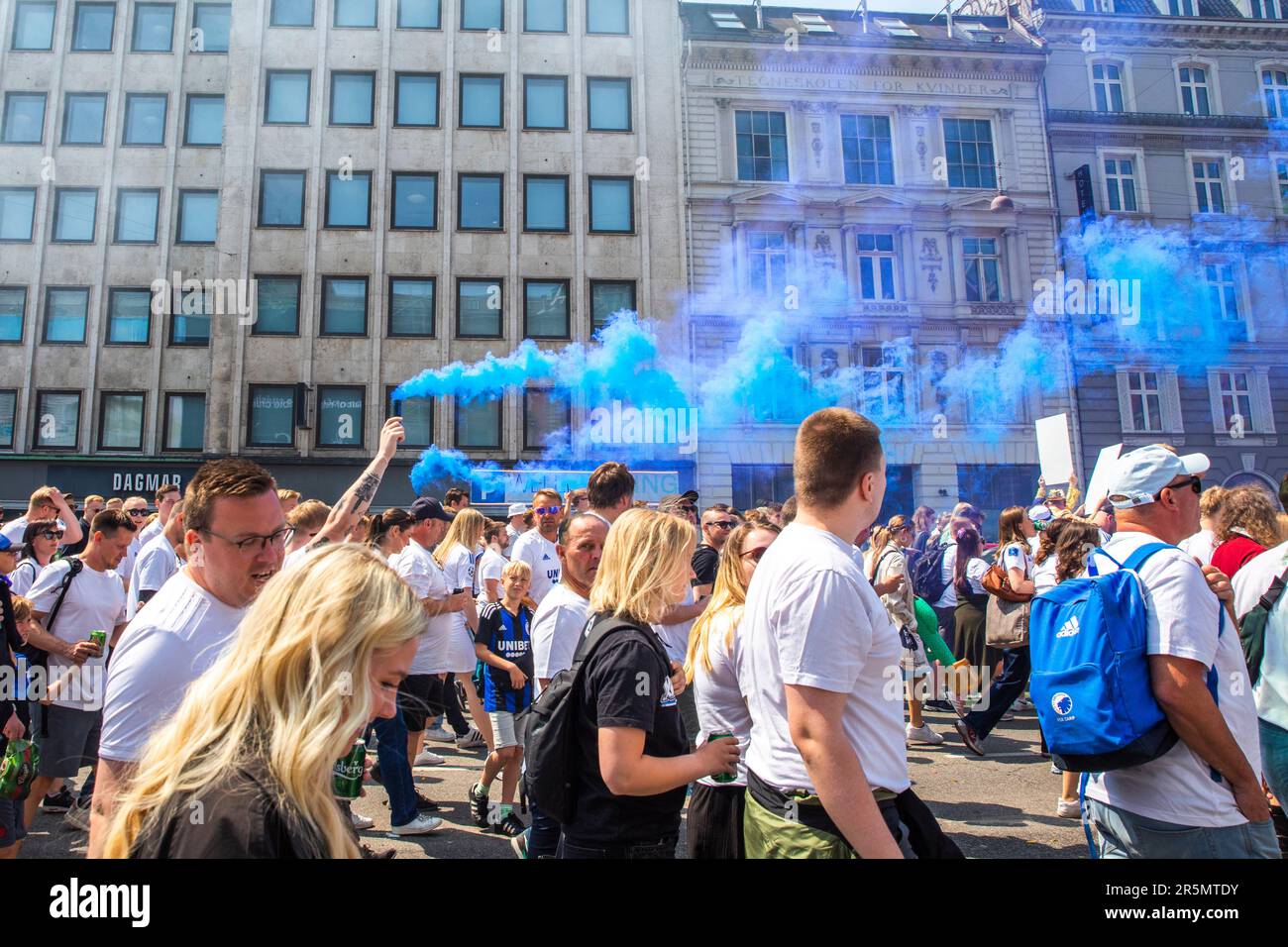 Copenaghen, Danimarca. 04th giugno, 2023. Gli appassionati di calcio del FC Copenhagen hanno visto i tifosi marciare per le strade di Copenhagen prima della partita Superliga del 3F tra il FC Copenhagen e il Randers FC allo stadio Parken. I tifosi festeggiano che il FC Copenhagen ha vinto il campionato danese 2022-23. (Photo Credit: Gonzales Photo/Alamy Live News Foto Stock