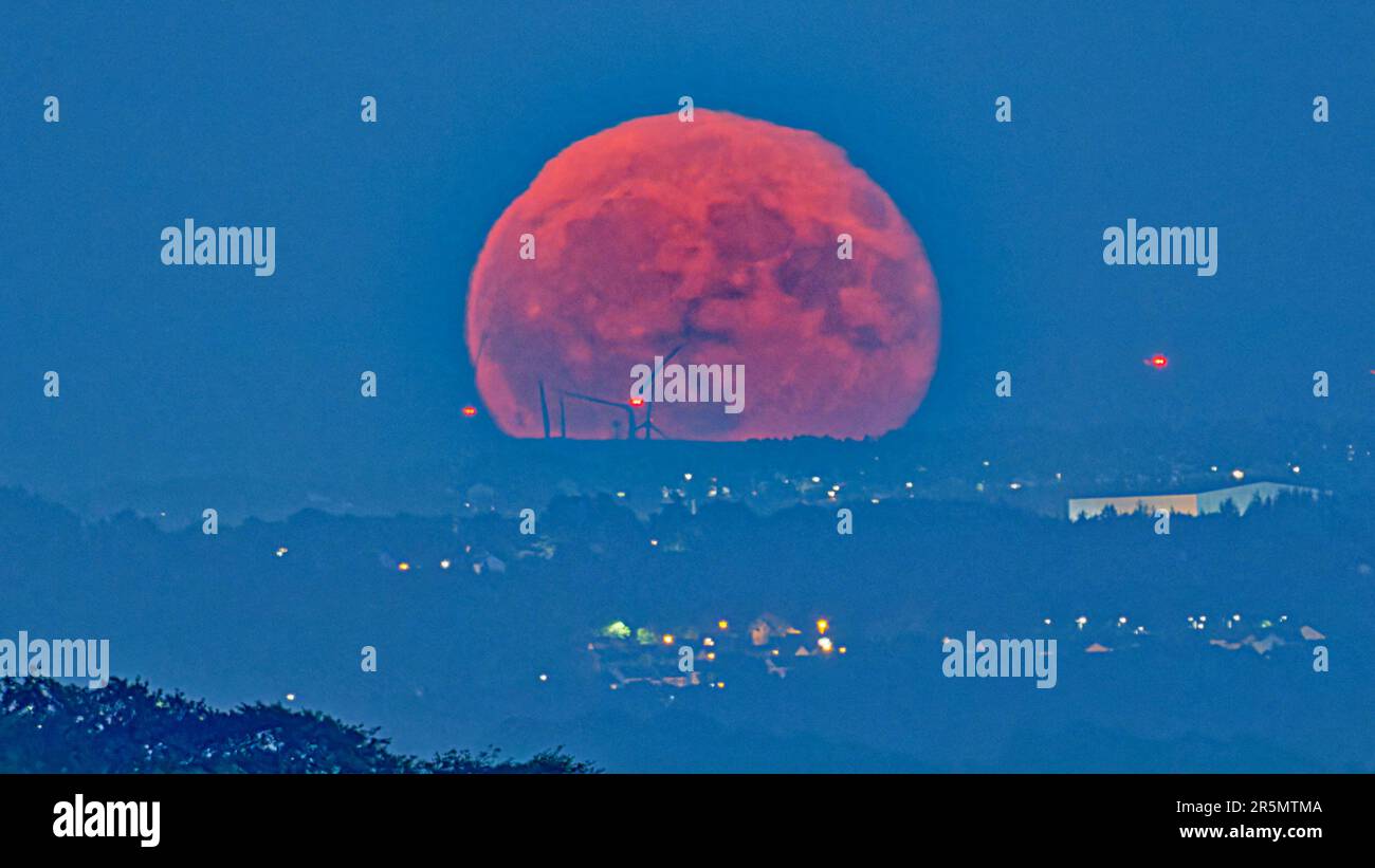 Glasgow, Scozia, Regno Unito 4th giugno 2023. UK Weather: La luna piena di fragole che si erge sulle colline della parte meridionale dell'Europa e il parco a vento Whitelee a Eaglesham Moor, nella foto dall'estremità occidentale della città. Credit Gerard Ferry/Alamy Live News Foto Stock