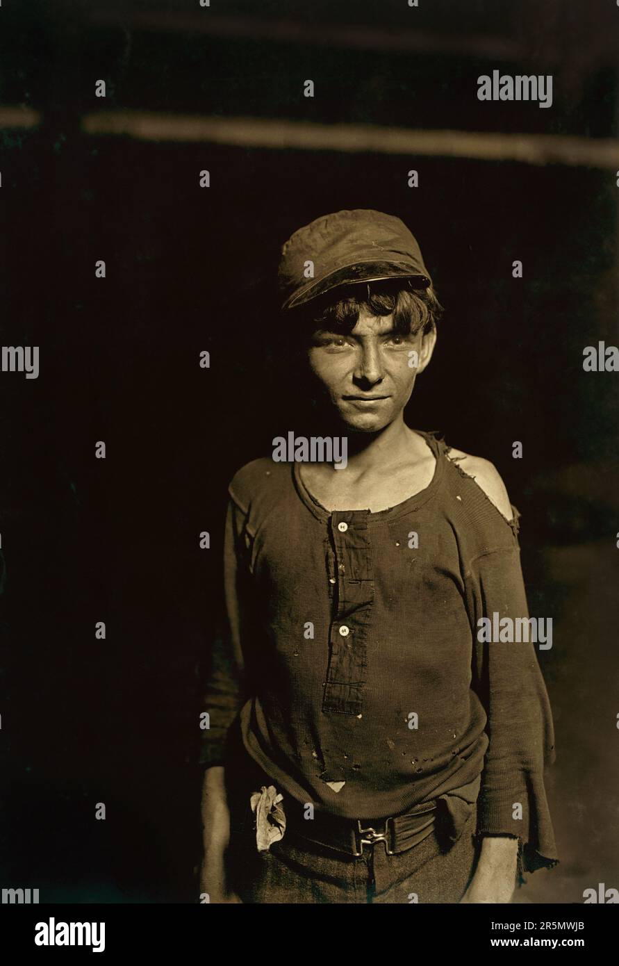 Lavoratore di vetro giovane, turno di notte, 1am, Indiana, USA, Lewis Wickes Hine, agosto 1908 Foto Stock