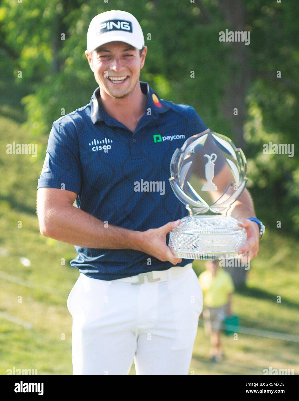 Dublino, Ohio, Stati Uniti. 4th giugno, 2023. Viktor Hovland (NOR) tiene il Memorial Trophy a Dublino, Ohio. Brent Clark/Cal Sport Media/Alamy Live News Foto Stock