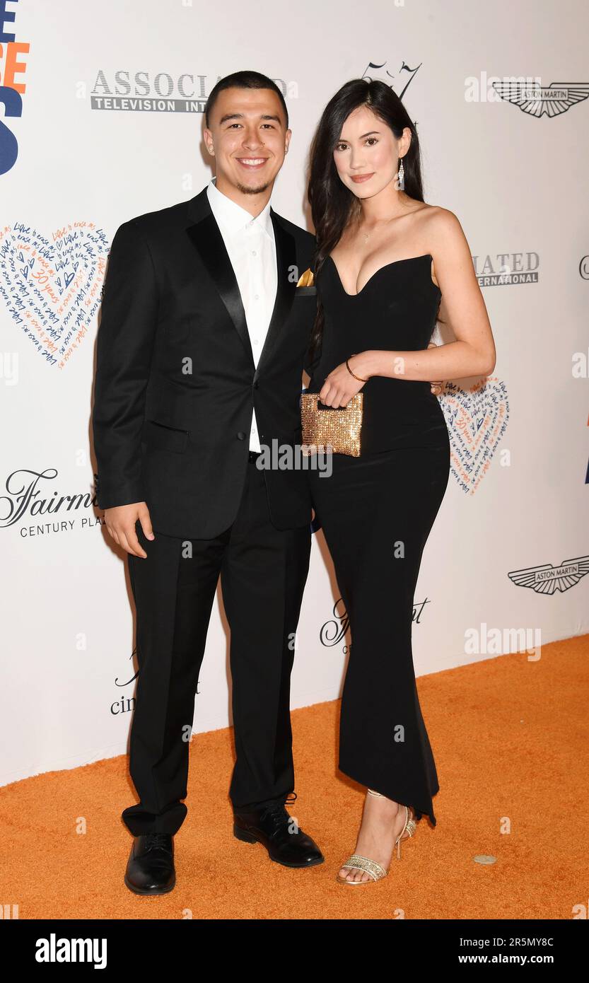 LOS ANGELES, CALIFORNIA - 02 GIUGNO: (L-R) Ricardo De la Torre e Christina Garcia partecipano al 30th° Race to Erase MS Gala al Fairmont Century Pla Foto Stock