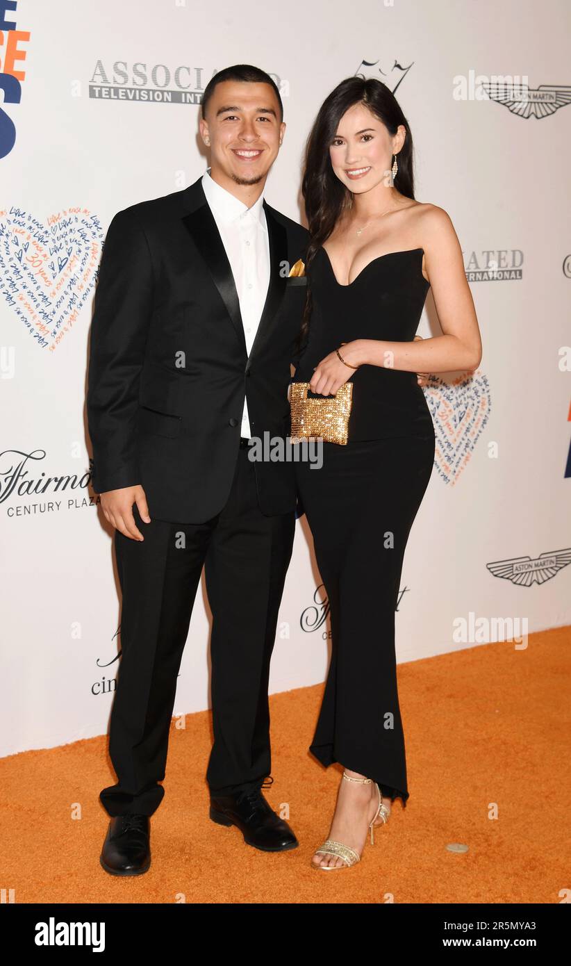 LOS ANGELES, CALIFORNIA - 02 GIUGNO: (L-R) Ricardo De la Torre e Christina Garcia partecipano al 30th° Race to Erase MS Gala al Fairmont Century Pla Foto Stock