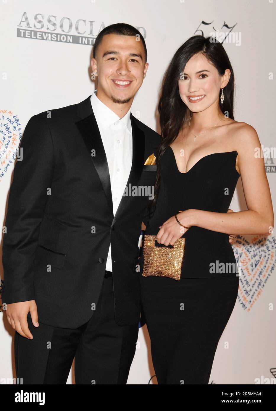 LOS ANGELES, CALIFORNIA - 02 GIUGNO: (L-R) Ricardo De la Torre e Christina Garcia partecipano al 30th° Race to Erase MS Gala al Fairmont Century Pla Foto Stock