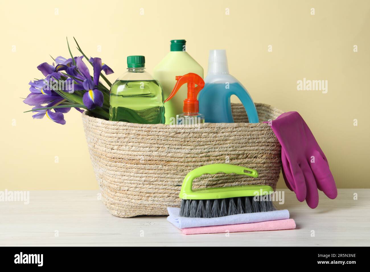 Pulizia della casa di primavera. Cesto di vimini con detersivi sul davanzale  Foto stock - Alamy