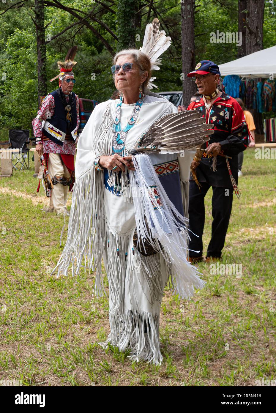 Indian woman wearing feather headdress immagini e fotografie stock ad alta  risoluzione - Alamy