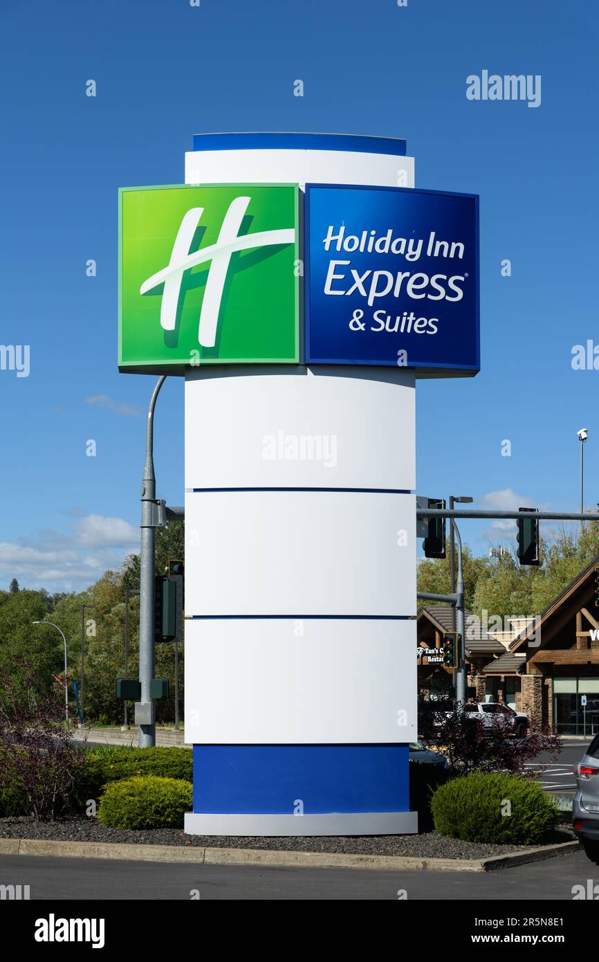 Pullman, WA, Stati Uniti - 22 maggio 2023; cartello Holiday Inn Express al Pullman Washington sul supporto verticale Foto Stock