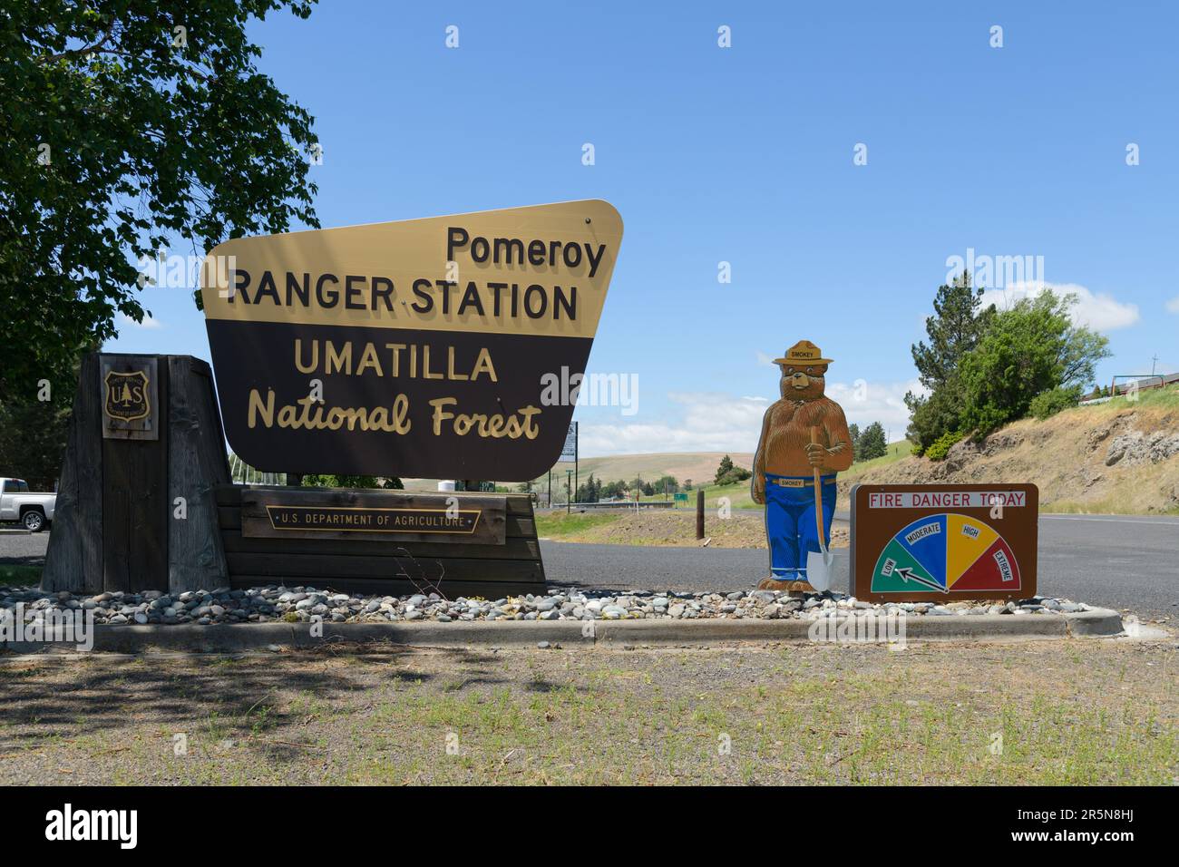 Pomeroy, WA, USA - 22 maggio 2023; cartello della stazione di Pomeroy Ranger e pericolo di incendio oggi nella foresta nazionale di Umatilla Foto Stock