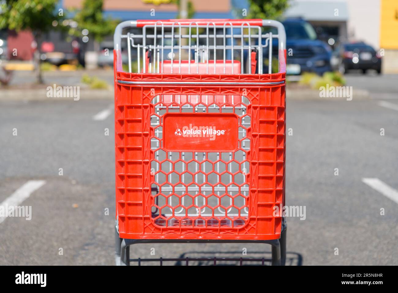 Woodinville, WA, USA - 04 giugno 2023; carrello rosso con nome Value Village a Savers brand Foto Stock