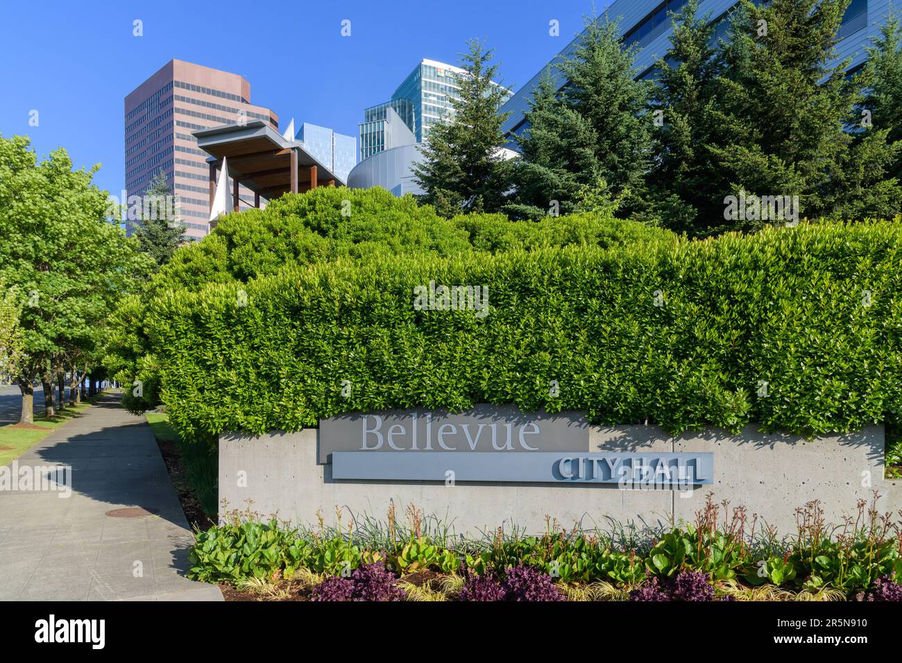 Bellevue, WA, USA - 04 giugno 2023; cartello del municipio di Bellevue e giardini nel centro città Foto Stock