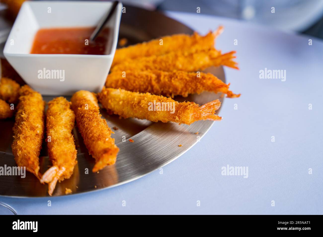 Gamberetti o gamberi in pastella con pasta di pane grattugiata in occasione di un evento a buffet. Panino di gamberi per pranzo Foto Stock