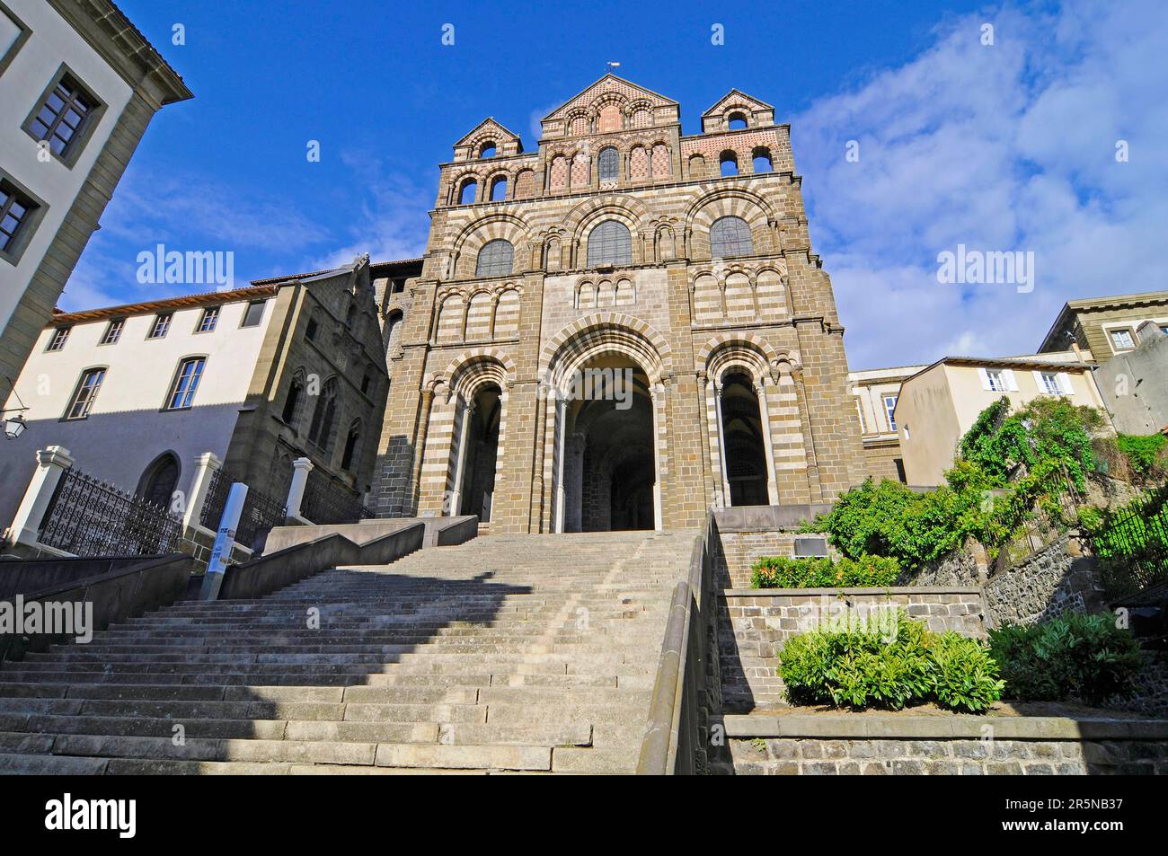 Cattedrale, Rocher Corneille, Cattedrale di Notre-Dame du, Mont Anis, le Puy-en-Velay, Dipartimento dell'alta Loira, Auvergne, Francia Foto Stock