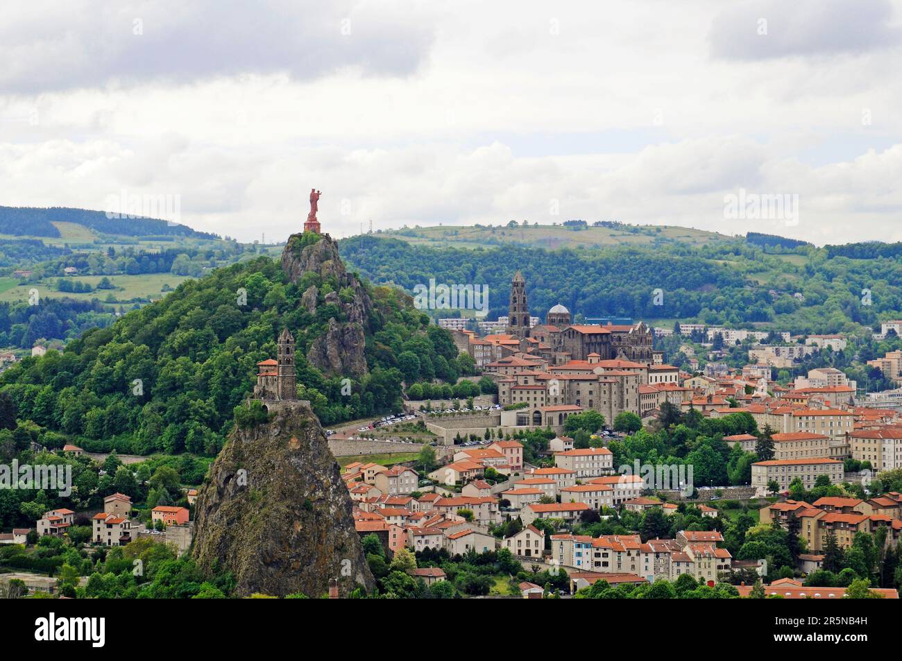 Vista di le Puy-en-Velay, Cattedrale di Notre-Dame du, Statua della Vergine Maria su Rocher Corneille, Cattedrale, Chiesa di Saint-Michel d'Aiguilhe, strada Foto Stock