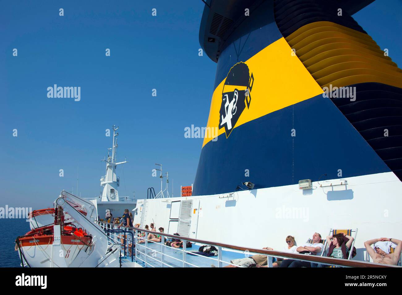 Traghetto, Corsica, Francia, Corsica Ferries e Sardegna Ferries, stemma della Corsica, simbolo della libertà della Corsica Foto Stock