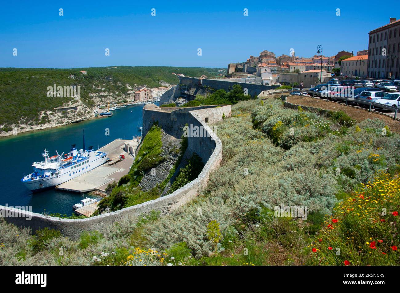 Traghetto nel fiordo, Goulet de Bonifacio, Bonifacio, Corsica, Francia, Città alta Foto Stock