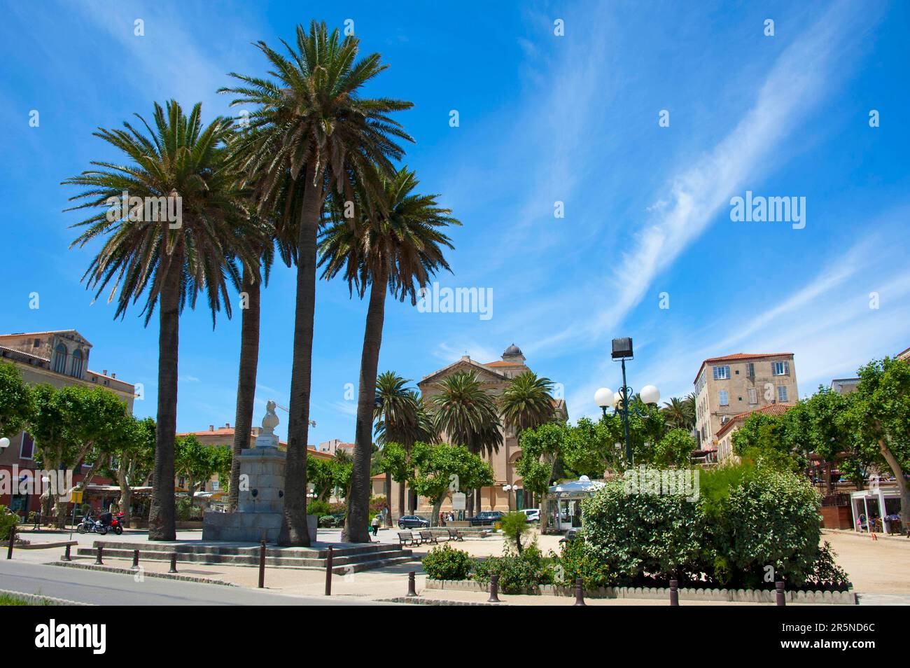 Piazza del mercato, Place Paoli, l'Ile-Rousse, Corsica, Francia Foto Stock