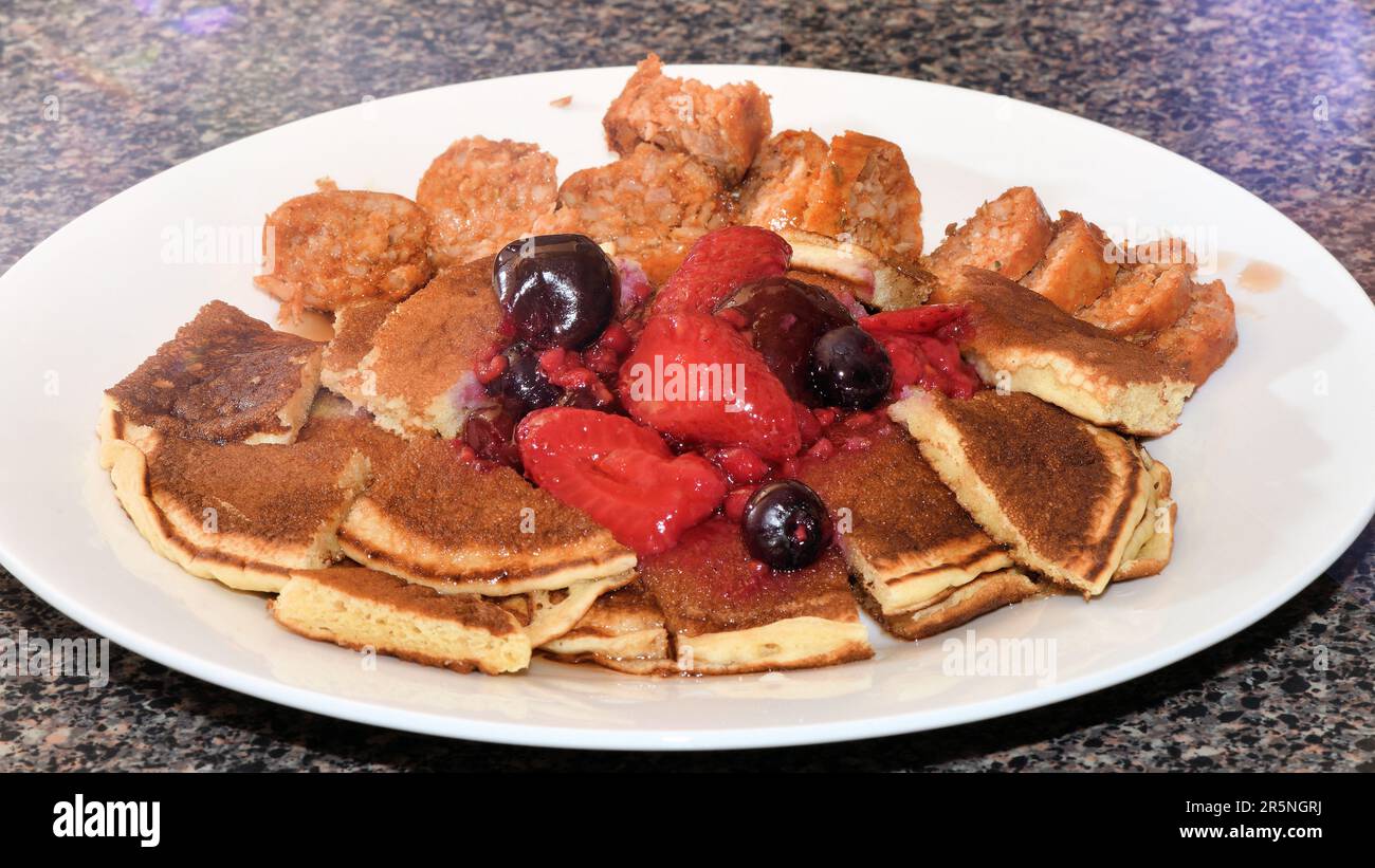 Primo piano di frittelle con frutta in cima. Foto Stock