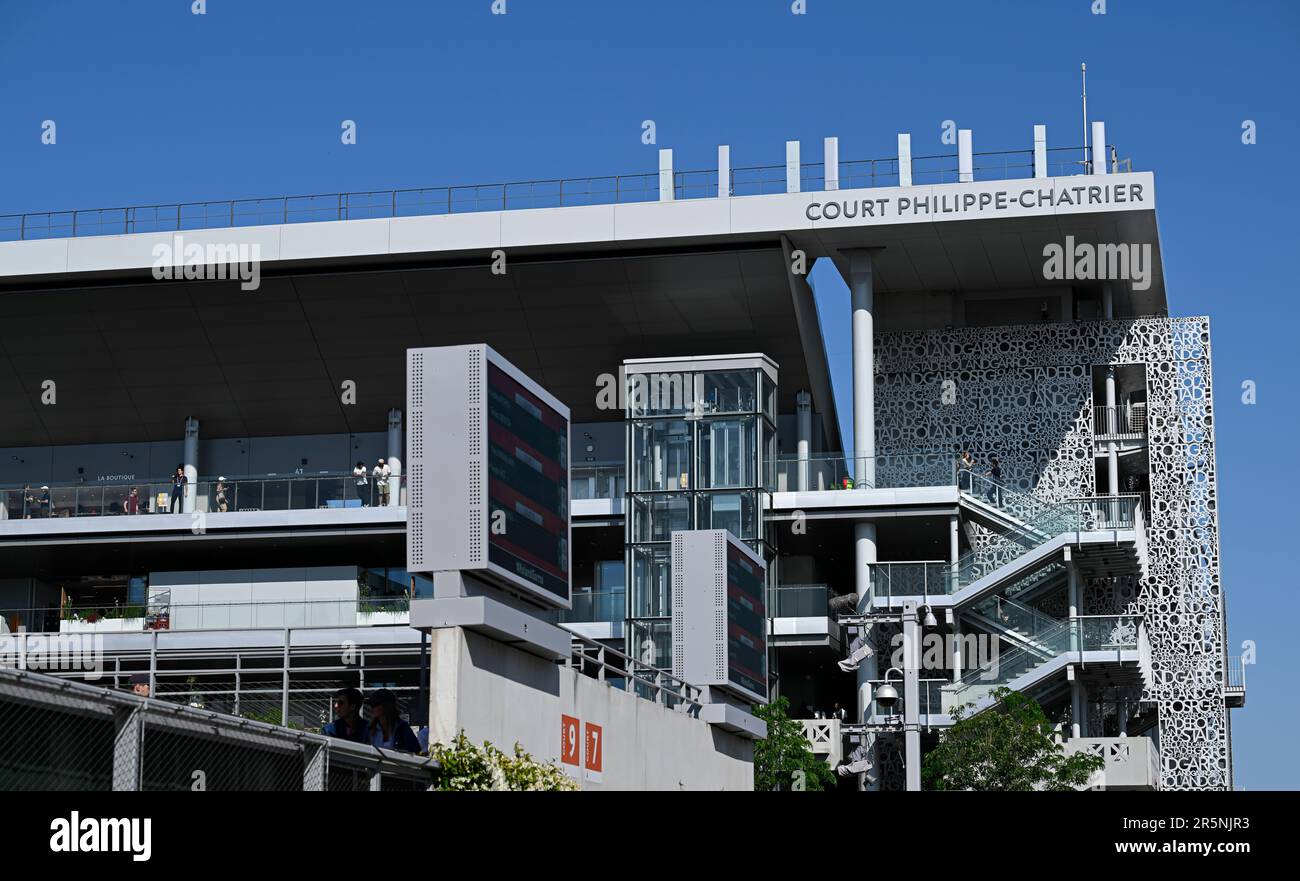 Vista generale dall'esterno del campo centrale Philippe Chatrier durante il torneo di tennis French Open, Grand Slam il 4 giugno 2023 allo stadio Roland Garros di Parigi, Francia. Foto Stock
