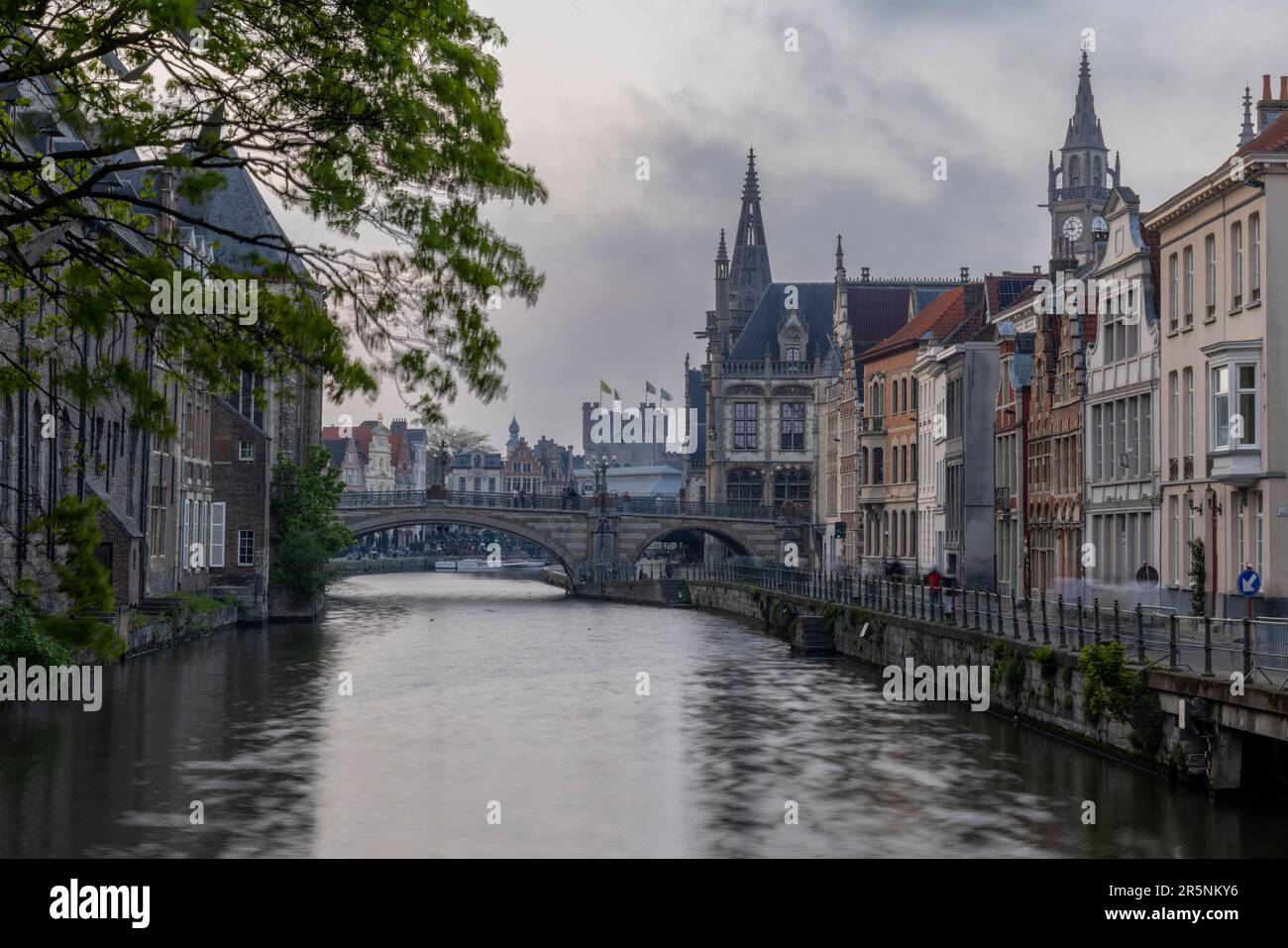 Edificio cittadino sul Fiume Leie, Universita' sulla sinistra, torri con campanile sul retro, Gand, Belgio Foto Stock