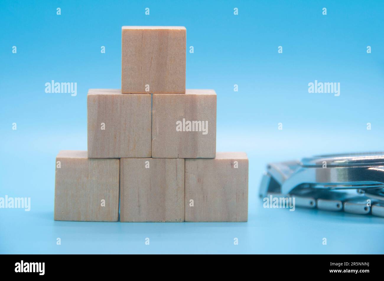 Cubo di legno impilabile con spazio personalizzabile per il testo. Foto Stock